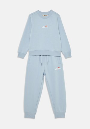 Lichtblauwe sweater en broek set. De sweater heeft een ronde hals en geribde manchetten; de broek heeft een elastische tailleband en zijzakken.