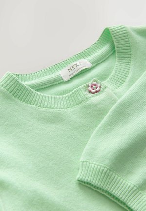 Lys grøn cardigan lavet af blødt strikmateriale. Har en rund halsudskæring, ribbede manchetter og en lyserød blomstformet knapdetalje.