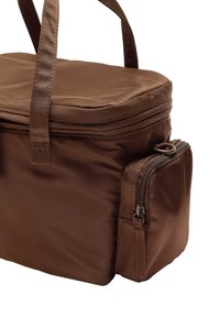 Brązowa torba chłodząca z izolacją o prostokątnym kształcie, gładkiej fakturze, z dwoma uchwytami i zasuwaną kieszenią boczną na dodatkową przestrzeń do przechowywania.