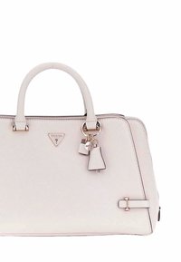 Borsa sintetica bianca con un design strutturato, manici superiori, accenti dorati, un logo a triangolo e un portachiavi decorativo.
