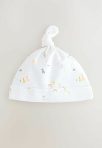 Chapeau de bébé blanc noué en tissu doux, orné de motifs colorés d'animaux et de nature tels que des girafes, des arbres, des soleils et des arcs-en-ciel.