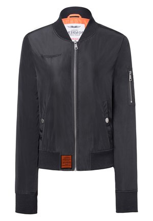 Zwarte bomberjack van glad materiaal met een front-rits, zijzakken en ribbels aan de manchetten. Opvallende oranje voering aan de binnenkant.