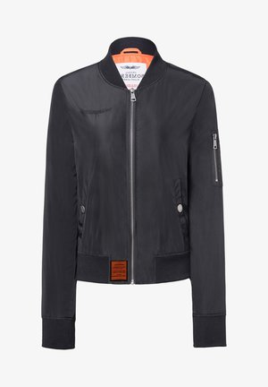 Czarna kurtka bomberka wykonana z gładkiego materiału, z zamkiem z przodu, bocznymi kieszeniami i ściągaczami przy mankietach. Charakteryzuje się wyraźnym pomarańczowym podszewką.