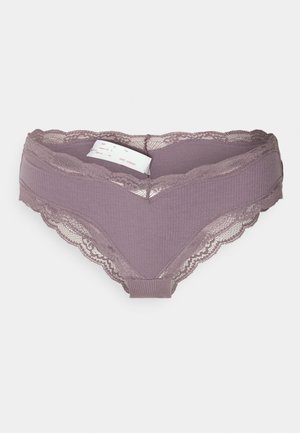 Panties de color malva con encaje, que presentan una textura acanalada, un frente en forma de V y una cinturilla elástica. Incluye etiqueta de cuidado en el interior.