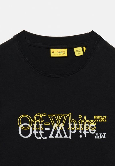 Μαύρο T-shirt με στρογγυλή λαιμόκοψη και επικαλυπτόμενο κίτρινο και λευκό κείμενο "Off-White" στην μπροστινή πλευρά, καθώς και κίτρινες ετικέτες του brand μέσα στο γιακά.