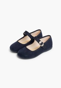 Zapatos Mary Jane de ante azul marino con punta redondeada, suela plana y una correa ajustable con una hebilla redonda de plata.