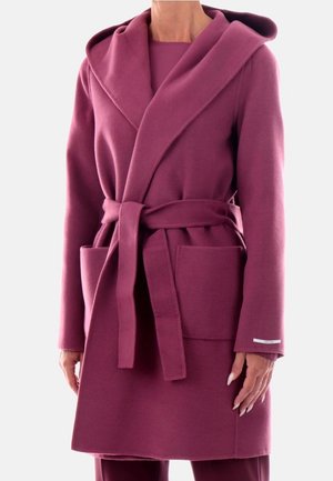 Cappotto lungo avvolgente in misto lana di un profondo colore rosa. Presenta un ampio cappuccio, cintura da annodare e due tasche frontali. Tessuto morbido e testurizzato.