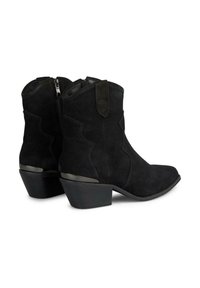 Botas de vaquero de ante negro con punta afilada y silueta angulada, que cuentan con un cierre de cremallera en la parte trasera y un tacón bajo apilado con acento metálico.