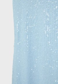 Tissu bleu clair densément recouvert de petits sequins brillants créant une surface étincelante et texturée.