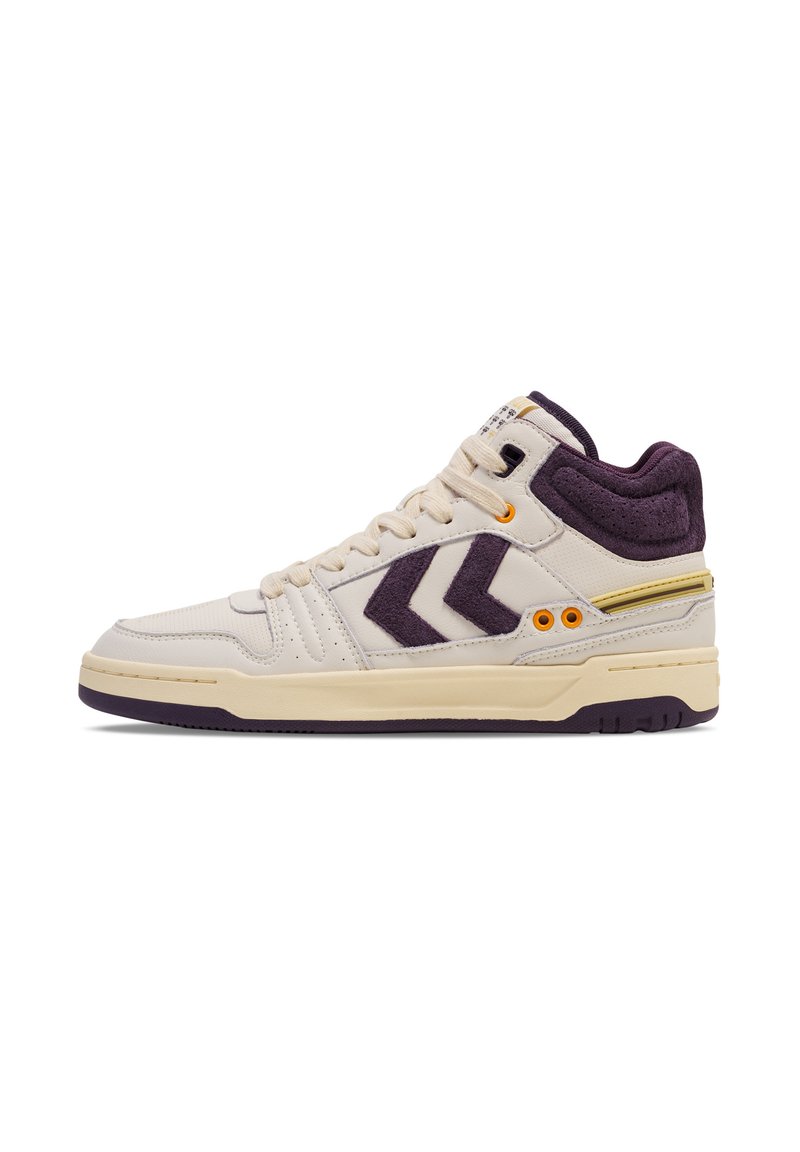 Hochschaft-Sneaker aus cremfarbigem Leder mit dunkelvioletten Wildlederakzenten, versehen mit einem gelben Streifen, Gummilaufsohle und diagonaler Logo-Detailierung.