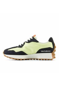 Laufschuh mit einem Obermaterial aus schwarzem Wildleder, einer limegrünen synthetischen Seite, weißen Schnürsenkeln und einer Gummisohle mit einem strukturierten Traktionsmuster.