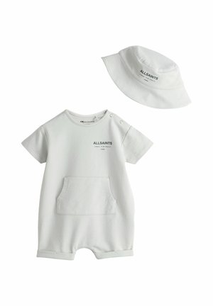 Weißer Babystrampler mit Fronttasche und passendem Fischerhut, beide mit schwarzem "ALLSAINTS"-Schriftzug.