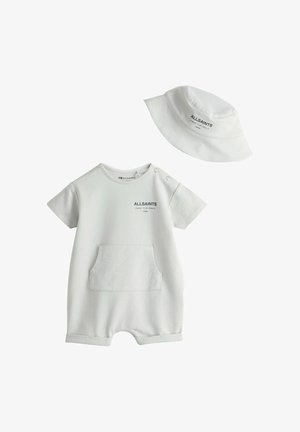Weißer Babystrampler mit Fronttasche und passendem Fischerhut, beide mit schwarzem "ALLSAINTS"-Schriftzug.