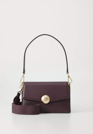 Dunkellila Ledertasche mit goldener Druckknopfverschluss, abnehmbaren Trageriemen und strukturiertem Design. Verfügt über einen kurzen oberen Griff und eine glatte Textur.