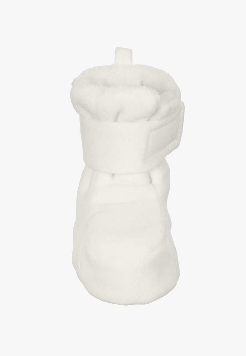Chausson bébé blanc doux avec sangle réglable et doublure intérieure pour la chaleur, conçu pour le confort et l’ajustement sécurisé du nourrisson.