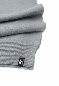 Sciarpa grigia lavorata a maglia, piegata ordinatamente, con una texture a coste e un piccolo etichetta nera con un logo bianco su un'estremità.