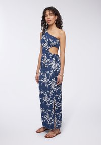 Abito maxi floreale navy con design a una spalla, dettagli incastonati, cintura in vita e spacco laterale, realizzato in tessuto leggero.