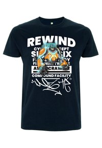 Námořnická modrá bavlněná trička s výraznou grafikou postavy, bílým textem "REWIND" a stylizovanými graffiti akcenty.