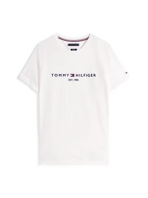 T-shirt branca de algodão com texto "TOMMY HILFIGER EST. 1985" em azul marinho, com detalhes em riscas vermelhas e azuis no interior da gola.