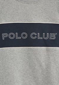 Felpa grigia con una banda orizzontale blu navy contenente il testo "POLO CLUB" ricamato in bianco. Texture morbida, scollatura a costine.