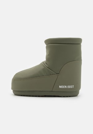 Moon Boot isolée vert olive avec semelle épaisse, cheville rembourrée et logo "MOON BOOT" sur le côté.