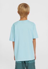 Ljusblå bomulls t-shirt med korta ärmar och rund halsringning, med en avslappnad passform och en mjuk textur.