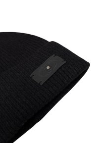 Beanie nero lavorato a maglia con una superficie testurizzata, caratterizzato da un'etichetta rettangolare in pelle nera con un dettaglio a bottone in argento.