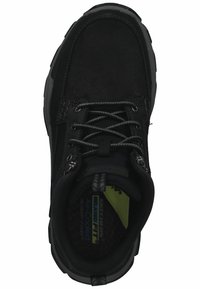 Zapato de senderismo negro con parte superior de ante y sintético, cordones texturizados, plantilla acolchada, suela robusta y detalles del logo en la lengüeta.