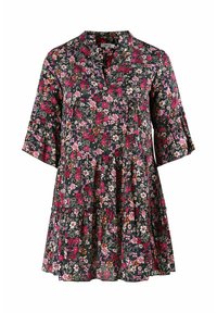 Robe à fleurs avec des fleurs roses, rouges et blanches sur un fond foncé, avec un col en V et des manches trois-quarts à volants.