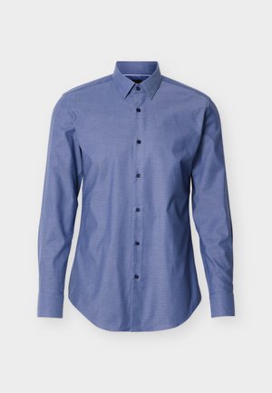 Modra srajca z dolgimi rokavi, ostro ovratnikom in črnimi gumbi na sprednji strani, prikazana na belem ozadju.