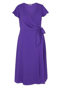 Robe portefeuille violette longueur genou avec manches courtes volantées et détail nœud à la taille sur le côté.