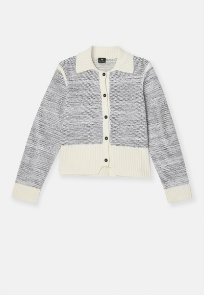Grå og hvid strikket cardigan med kravehals, ribbet kant og manchetter, med knaplukning foran med mørke knapper og et struktureret mønster.