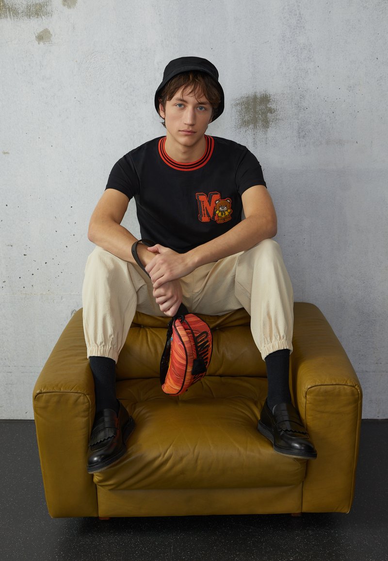 MOSCHINO INSTITUTIONAL - T-shirt estampada - black