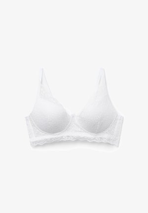 Soutien-gorge en dentelle blanche avec des bonnets souples et moulés. Il possède des bretelles réglables et une bordure en dentelle festonnée le long de la bande. Texture lisse dans l'ensemble.