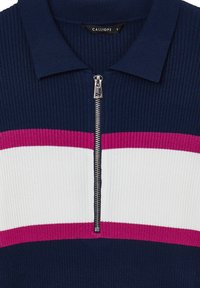 Marineblaues geripptes Polohemd mit halbem Reißverschluss, versehen mit horizontalen Streifen in Pink und Weiß. Kragen-Design mit strukturiertem Finish.