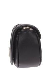 Borsa a tracolla in pelle nera con design strutturato, superficie liscia, accessori in metallo argentato e chiusura con zip. La vista laterale evidenzia la forma compatta.