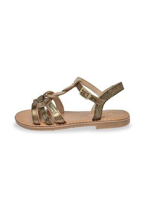Gylden lædersandal med flere stropper, spænde-lukning og en struktureret detalje ved anklen. Flad såldesign med en neutral base.