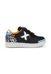 Zapatilla negra con acentos en blanco y azul, con correas de velcro, tejido texturizado y un diseño gráfico en el talón. Suela de goma.