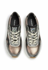 Sportliche Schuhe mit einem Mehrmaterialdesign in metallic Bronze, Silber und Schwarz mit Netzakzenten, runder Zehenpartie und flachen Schnürsenkeln.