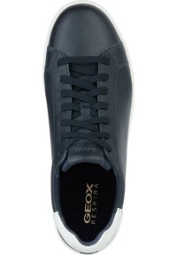 Sneaker in pelle navy con suola in gomma bianca, design con lacci, texture liscia e logo "GEOX RESPIRA" sulla soletta.