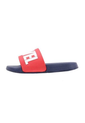 Sandalia roja con una tira ancha que presenta letras blancas, contrastando con una suela azul texturizada. Diseño sencillo adecuado para el uso casual.