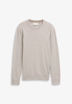 Maglione a girocollo di un beige chiaro, lavorato a maglia, con maniche lunghe e polsini e orlo a coste, poggiato su uno sfondo bianco.