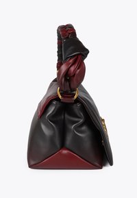 Borsa in pelle nera e bordeaux con manico annodato, hardware dorato e forma strutturata con base triangolare.