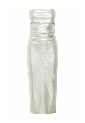 Robe en satin argenté sans bretelles avec des détails froncés ; silhouette ajustée jusqu'aux genoux, avec une texture lisse et brillante tout au long.
