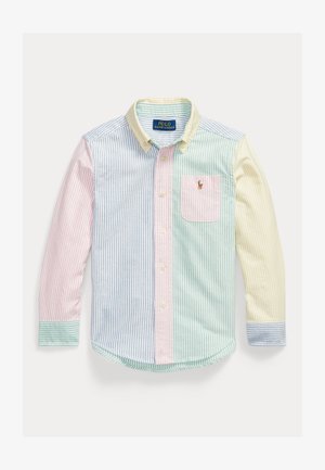 Ilgas rankovėmis marškiniai su vertikaliomis pastelinėmis dryžėmis rožinės, mėlynos, žalios ir geltonos spalvų, su rožine krūtinės kišene ir Polo Ralph Lauren logotipu.