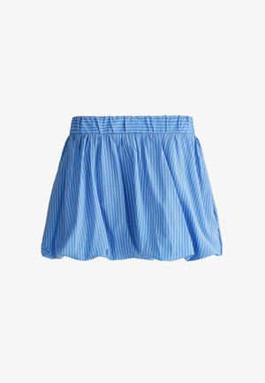 Mini-jupe bleue à rayures verticales blanches avec une ceinture élastiquée froncée, présentant une silhouette bouffante et volumineuse.