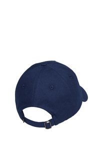 Casquette de baseball bleu marine en coton, dotée d'une visière courbée, de détails brodés, de trous de ventilation et d'une sangle métallique réglable à l'arrière.