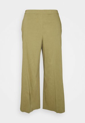 Weit geschnittene, khakifarbene Hose mit flacher Vorderseite und dezenten Nahtdetails, dargestellt vor einem weißen Hintergrund.