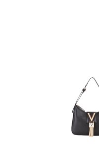 Sac à main en cuir noir à la forme structurée. Les accessoires dorés présentent un design en "V" et un détail en pampille. Comprend une seule bandoulière.