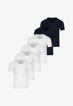 Cinque T-shirt a maniche corte con scollo a V impilate diagonalmente, tre bianche davanti e due nere dietro, su uno sfondo bianco.
